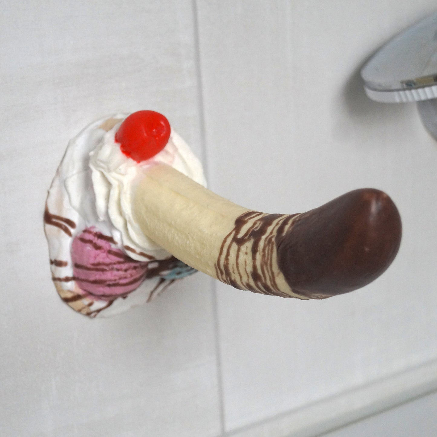 bananensplit sextoy mit kirsche ud schokolade von suendwaren konditorei