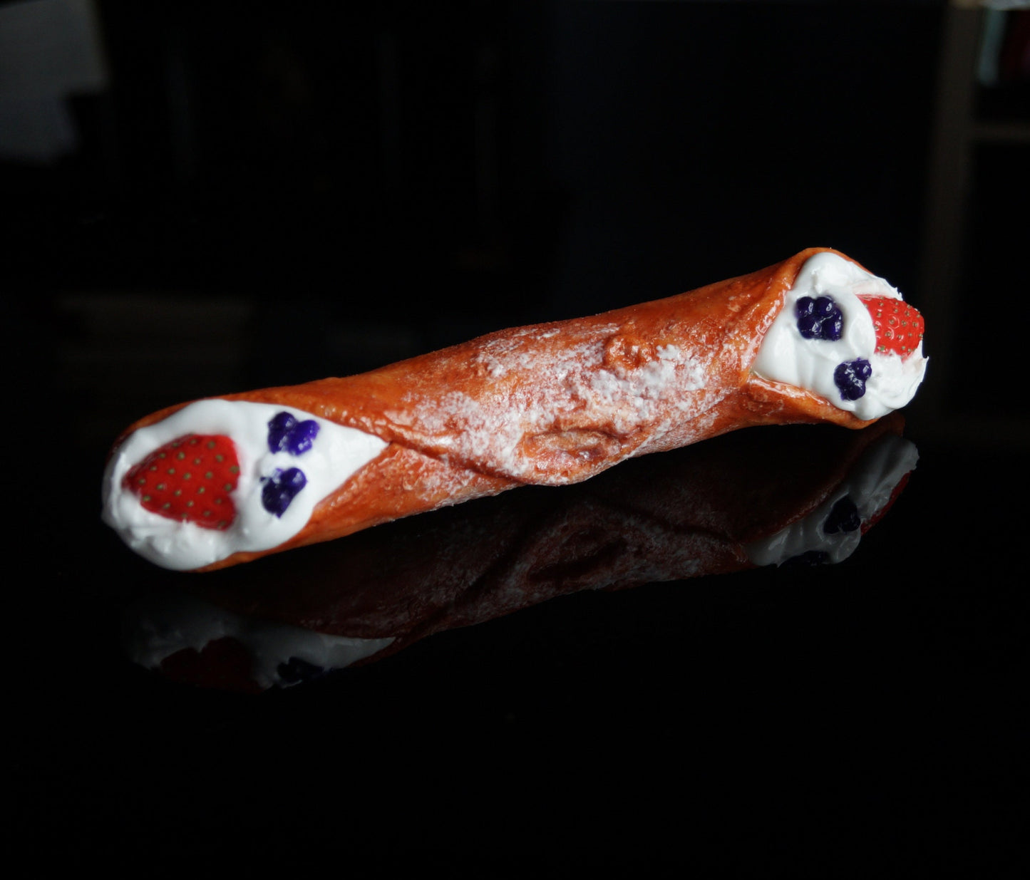 Premium Cannolo mit Puderzucker und Früchten - handgefertigter Silikondildo in der sizilianischen Leckereivariante