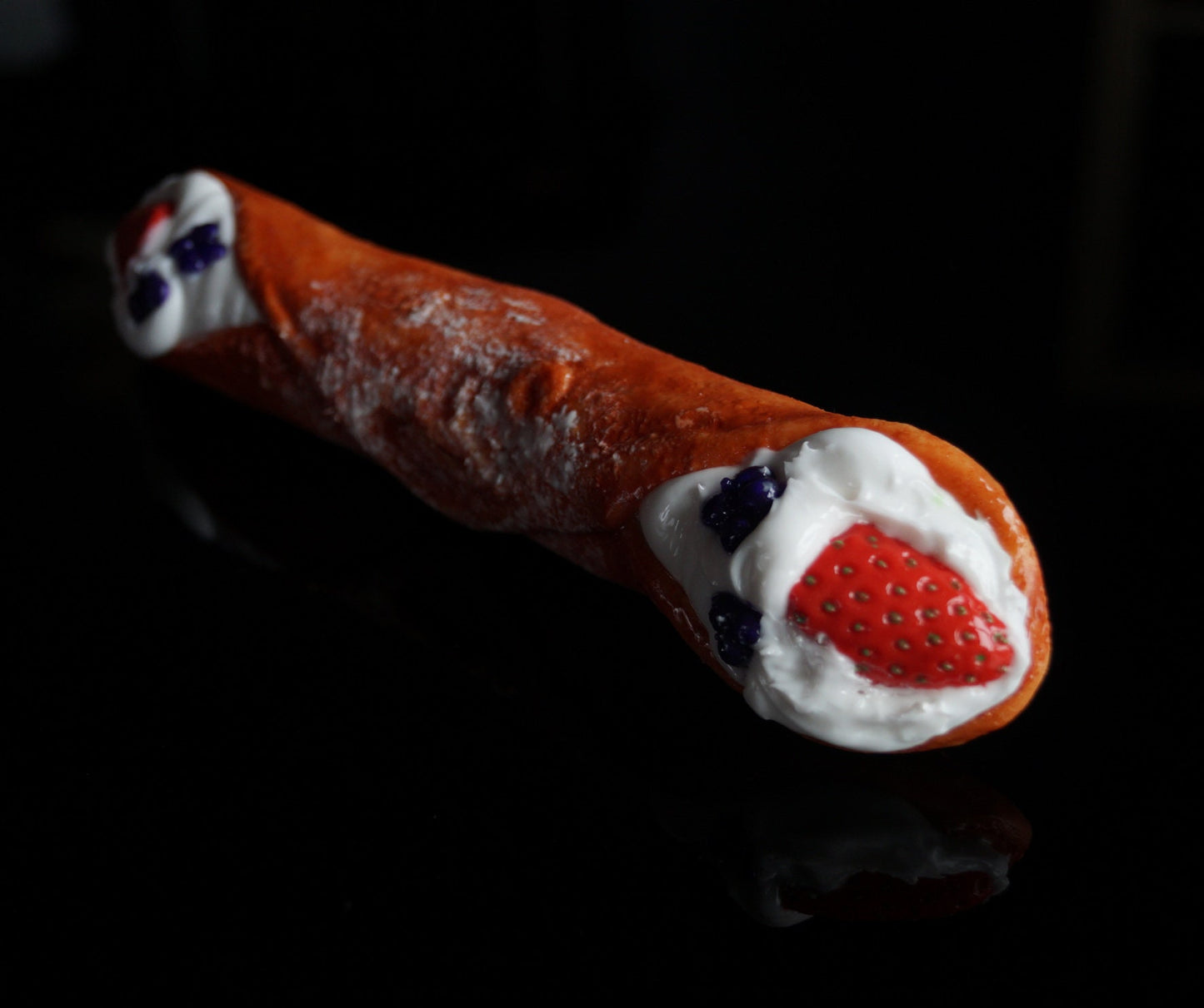 Premium Cannolo mit Puderzucker und Früchten - handgefertigter Silikondildo in der sizilianischen Leckereivariante