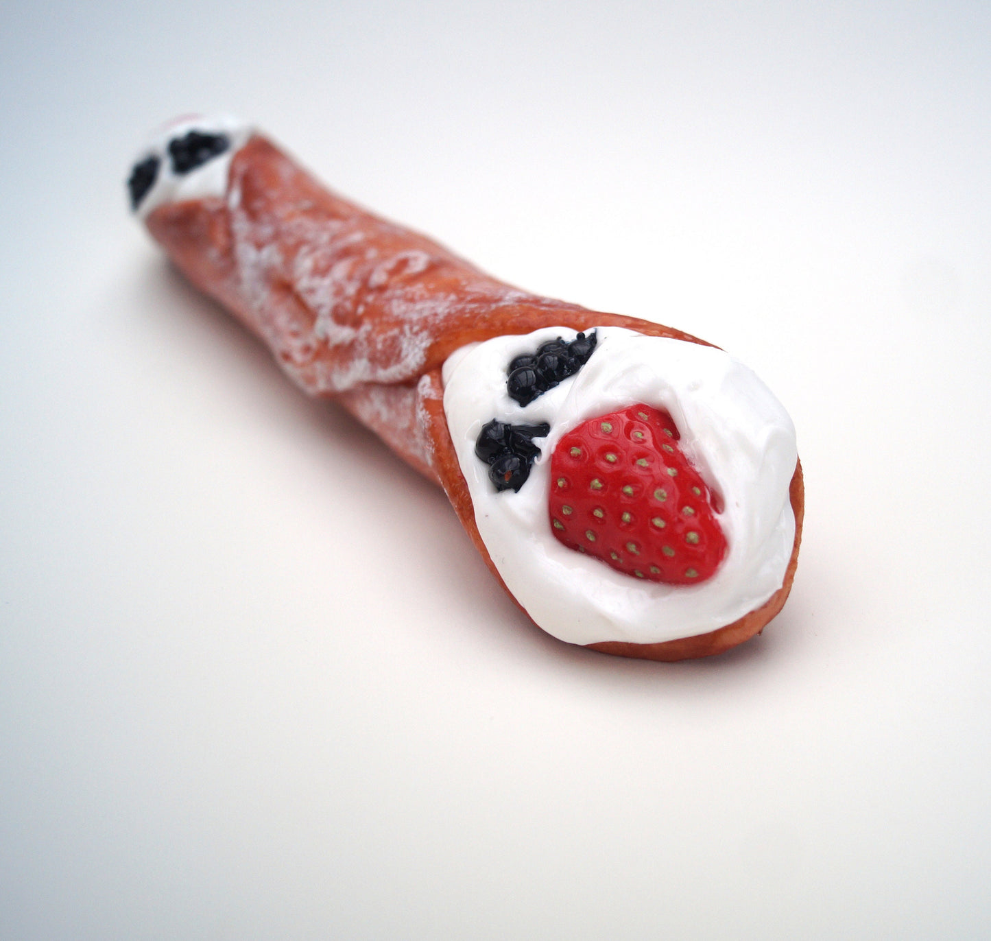 Premium Cannolo mit Puderzucker und Früchten - handgefertigter Silikondildo in der sizilianischen Leckereivariante