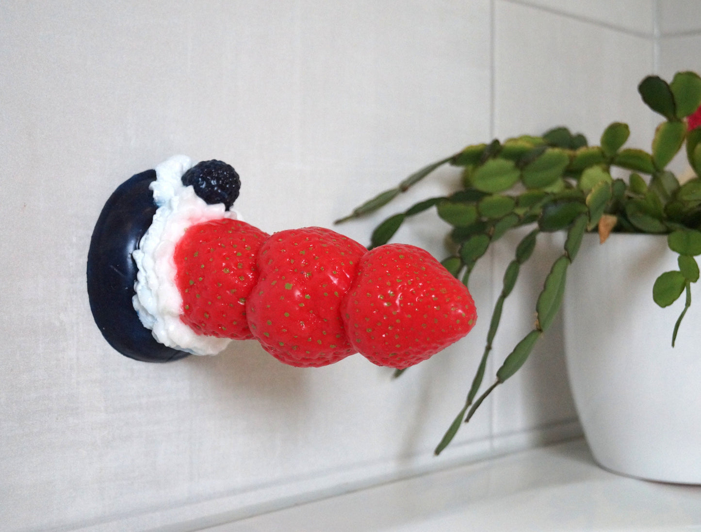Berry J.S. Wide - der Saugnapfdildo mit Pose