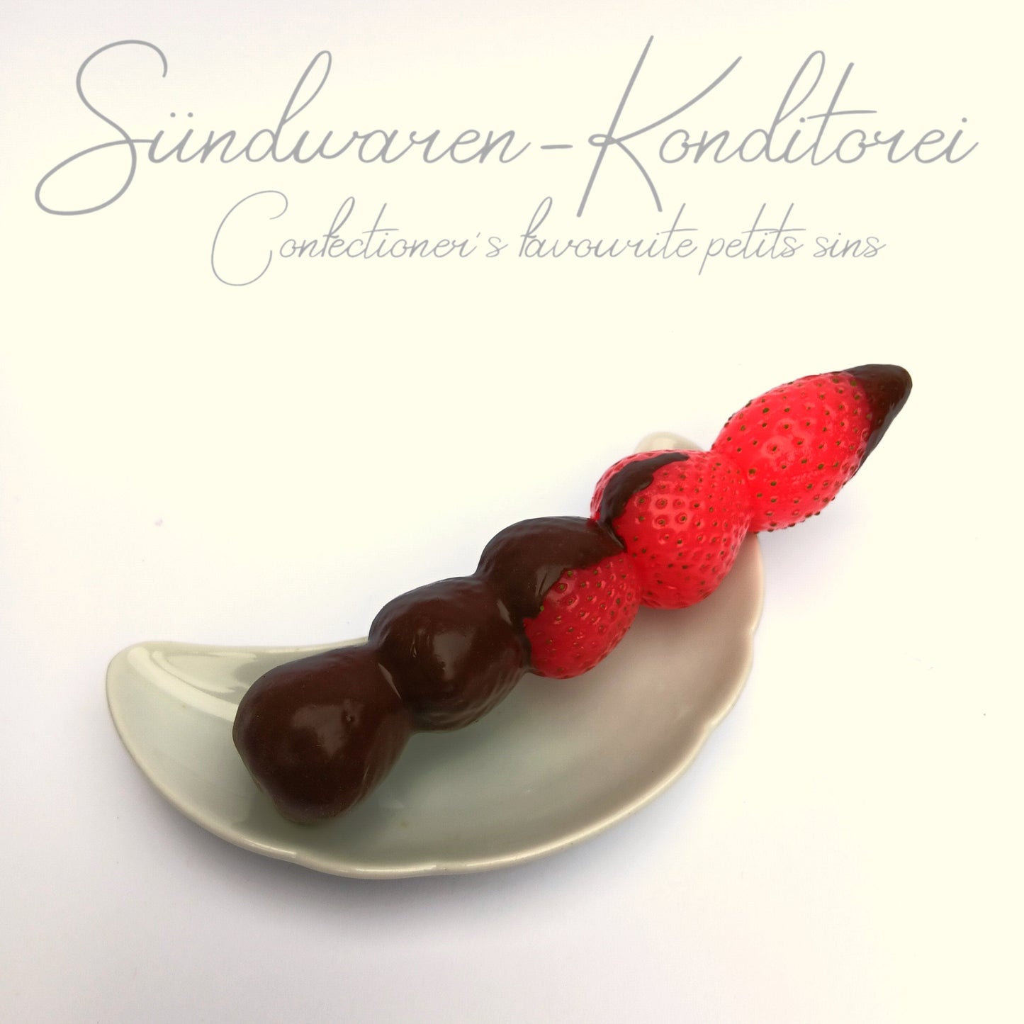 Handgefertigter Erdbeerspieß - Schokoliert & body-safe - Sündwaren-Konditorei
