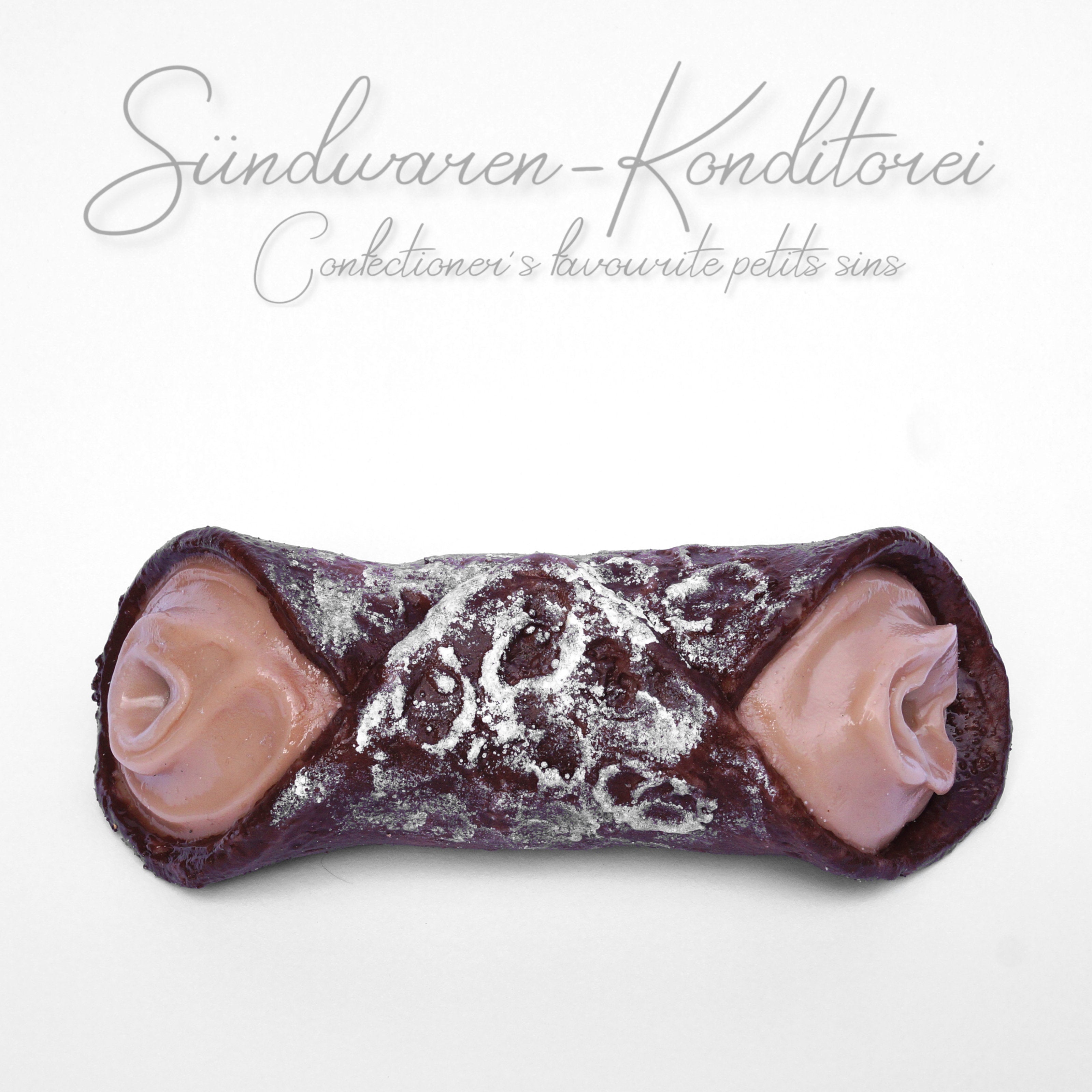 Handgefertigter Schoko-Cannolo Stroker - Seitenansicht Platinsilikon - Sündwaren-Konditorei

