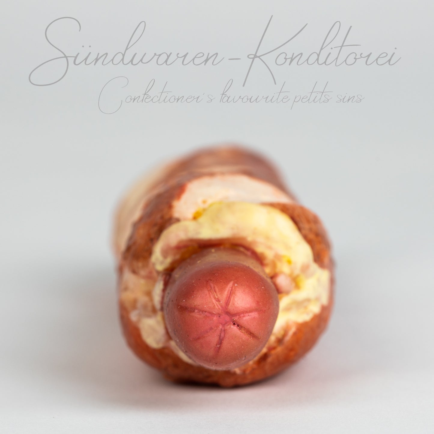 Ketwurst Silikondildo - Detailansicht der handbemalten Oberfläche
