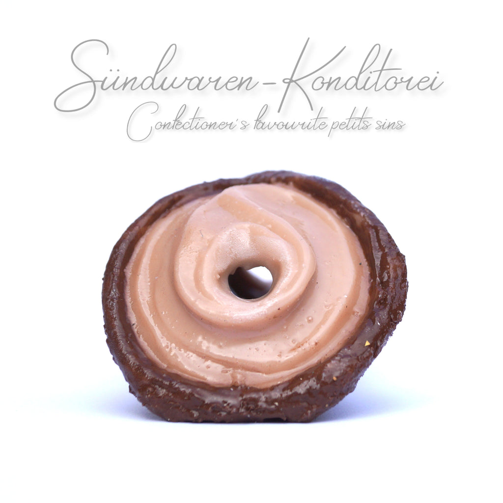 Schoko-Cannolo Taschenmuschi - Komplettansicht mit Puderzucker-Optik - Sündwaren-Konditore