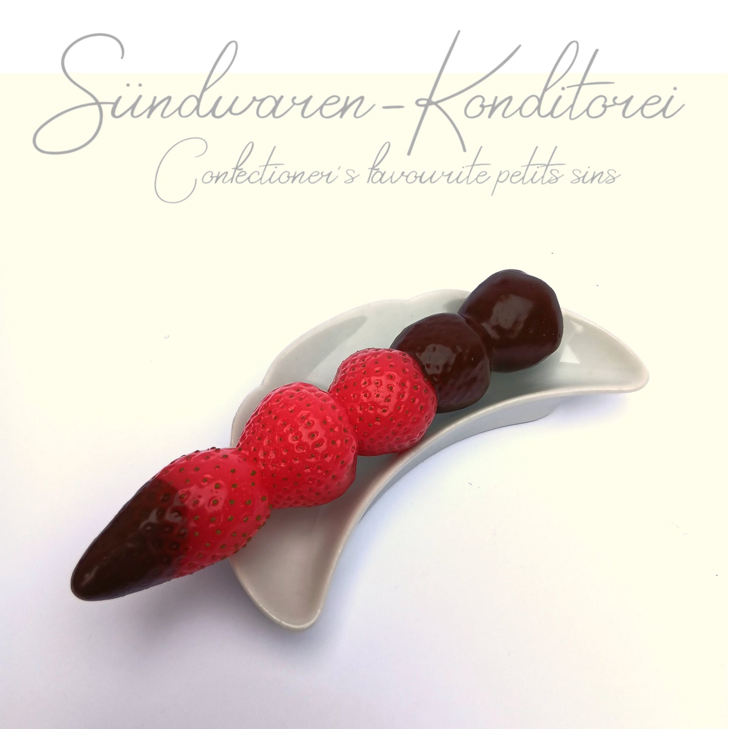 Schokolierter Erdbeerspieß - Detailansicht der Schokoladenschicht - Sündwaren-Konditorei
