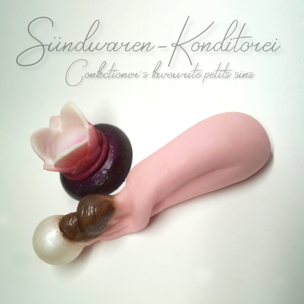 Uttanasana Rosa Dildo - Gesamtansicht mit Saugnapf - Sündwaren-Konditorei

