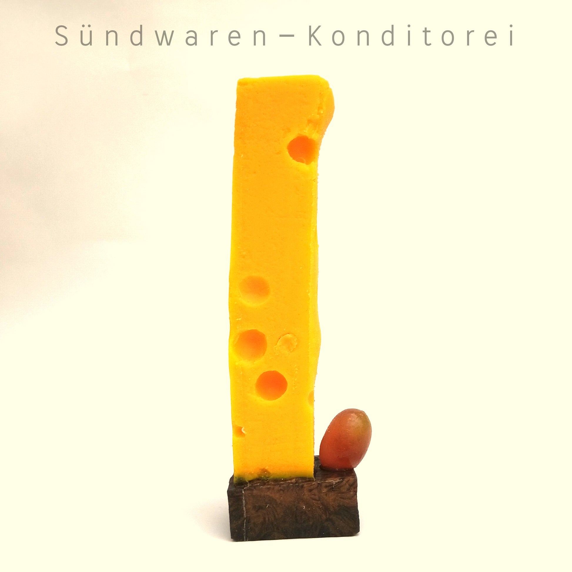 Käse Klotz - Detailansicht der Käsestruktur und Textur - Sündwaren-Konditorei