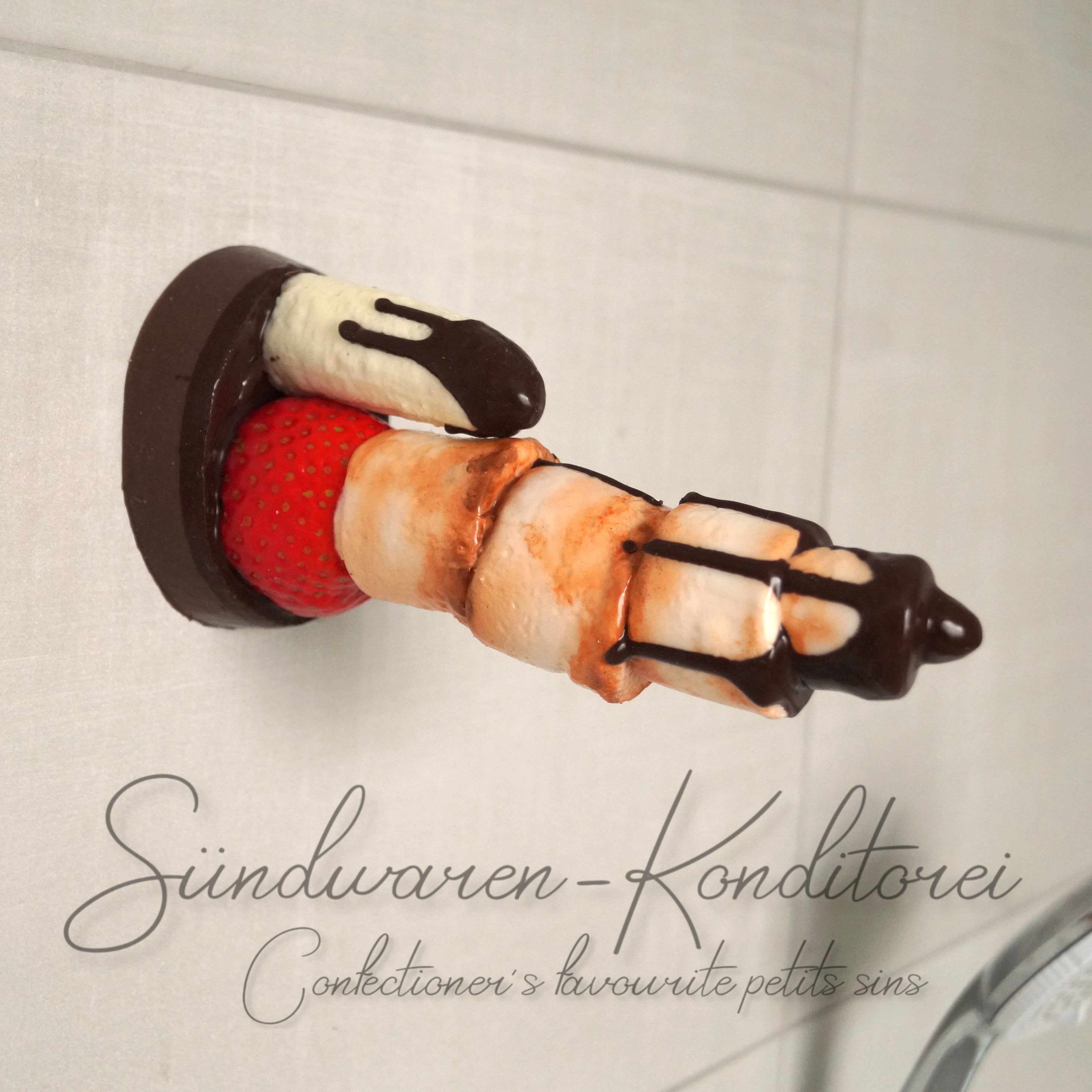 Marshmallow Dildo mit Erdbeere und Saugnapf - Handgemachtes Sextoy
