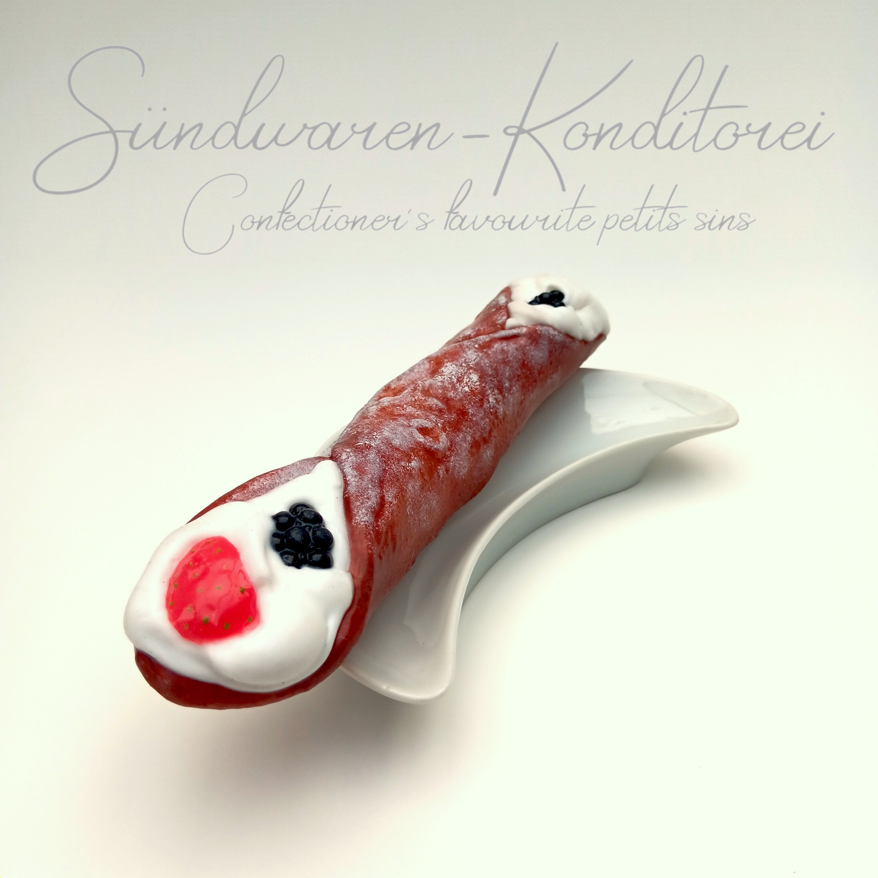 Premium Cannolo Dildo - Gesamtansicht mit Puderzucker und Früchten - Sündwaren-Konditorei
