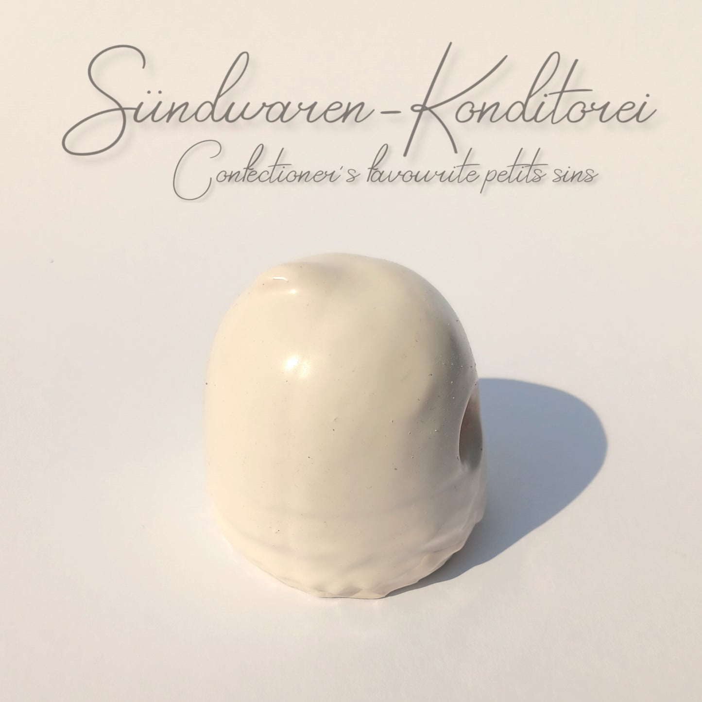 Schokokuss-Knebelball aus body-safe Platinsilikon - Detailansicht
