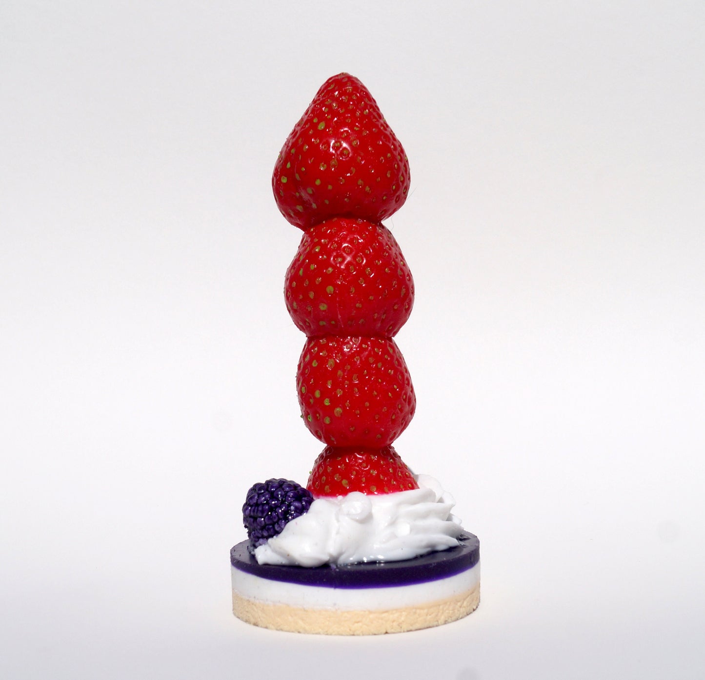 erdbeer dildo mi sahne und brombeere aus silikon von suendwaren konditorei