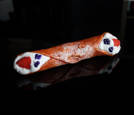 Premium Cannolo mit Puderzucker und Früchten - handgefertigter Silikondildo in der sizilianischen Leckereivariante